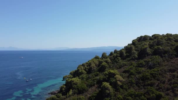 Plage Cachée Derrière Une Montagne Grèce Filmée Par Drone — Video