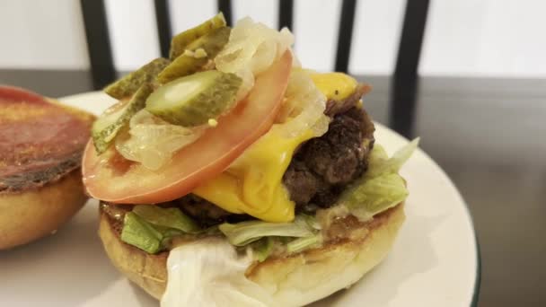 Esposizione Delizioso Hamburger Formaggio Wagyu Con Patatine Fritte — Video Stock