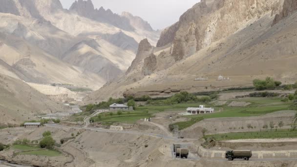 Vrachtwagens Die Weg Langs Berg Rijden Ladakh India Breed — Stockvideo