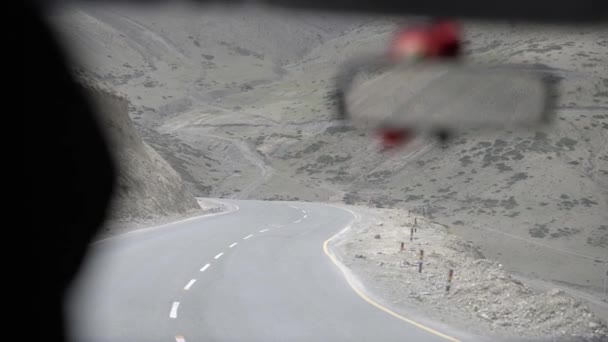 Coche Conducción Carretera Asfalto Que Pasa Por Srinagar Leh Ladakh — Vídeo de stock