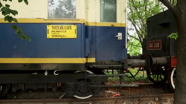 Inspector Ferroviario Del Viejo Tren Vapor Vintage Corriendo Mientras Ondea — Vídeo de stock