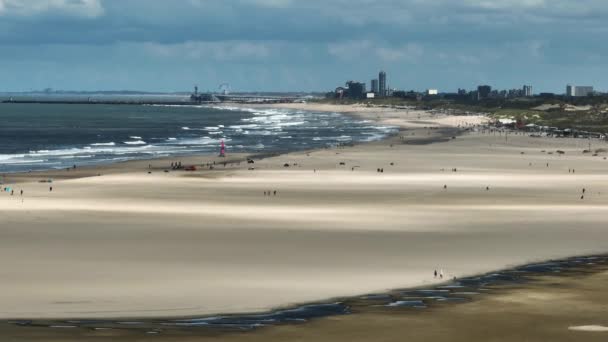 Drone Aéreo Pan Shot Scheveningen Beach Com Pessoas — Vídeo de Stock