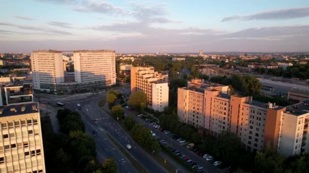 Aufsteigende Drohne Schoss Bezirk Krakau Mit Wohnkomplex Blöcke Beleuchtung Der — Stockvideo
