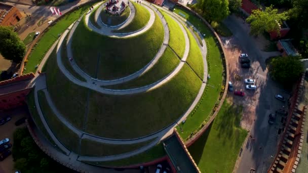 Aerial Top Shot Idyllic Mound Circular Roads Peak Tower Flags — Vídeos de Stock