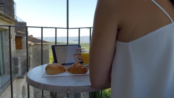 Jeune Femme Entrepreneure Travaillant Tout Mangeant Son Petit Déjeuner Sur — Video