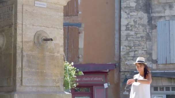 Femme Marchant Vers Fontaine Regardant Quelle Heure Est Ensuite Elle — Video