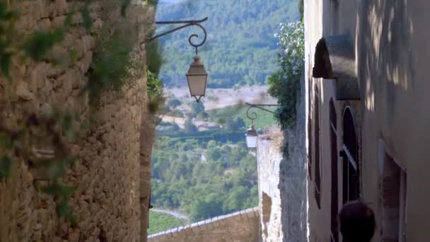 Femme Marchant Dans Les Petites Rues Gordes — Video