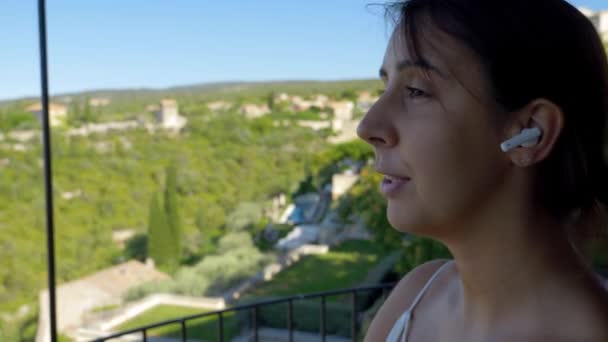 Kobieta Dzwoniąca Kapsułami Powietrznymi Balkonie Swojego Pokoju — Wideo stockowe