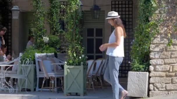 Mujer Caminando Por Las Calles Gordes Francia Mientras Pone Los — Vídeos de Stock