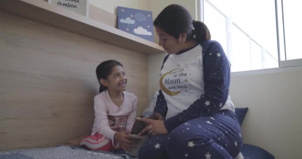 Płaski Zestaw Matki Córki Siedzących Łóżku Pokoju Dziecięcym Uśmiechniętych Przytulonych — Wideo stockowe