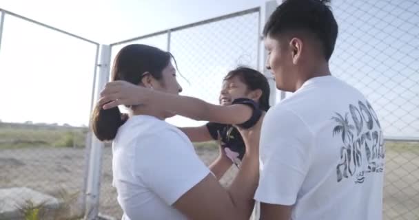 Muito Feliz Jovem Família Composta Pai Mãe Filha Abraço Sorriso — Vídeo de Stock