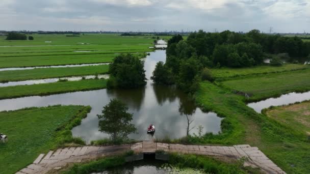 Hermosa Película Aérea Drone Shot Siguiendo Gente Pequeño Barco Pólder — Vídeos de Stock