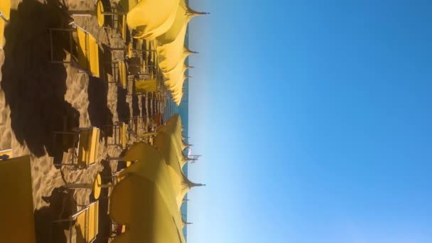 Вертикальный Формат Видео Украинских Цветов Желтыми Ветреными Пляжными Зонтиками Голубым — стоковое видео