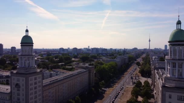 대칭적 하늘을 파노라마 Panorama 여름날인 2022 베를린의 프랜차이즈 포탑을 비행용 — 비디오