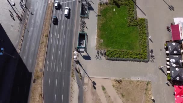 自行车手在自行车道地铁入口有轨电车道精彩的航观飞行俯仰无人侦察机镜头柏林法兰克福毛皮Tor在2022年夏日菲利普Marnitz 4K从上方看电影 — 图库视频影像