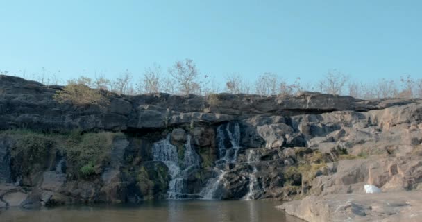 Friedliche Wasserfallszene Wolkenlosem Sonnigem Tag Vögel Fliegen Statisch — Stockvideo