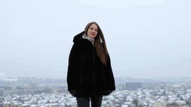 Joven Atractiva Modelo Femenina Posando Frente Una Ciudad Con Abrigo — Vídeo de stock