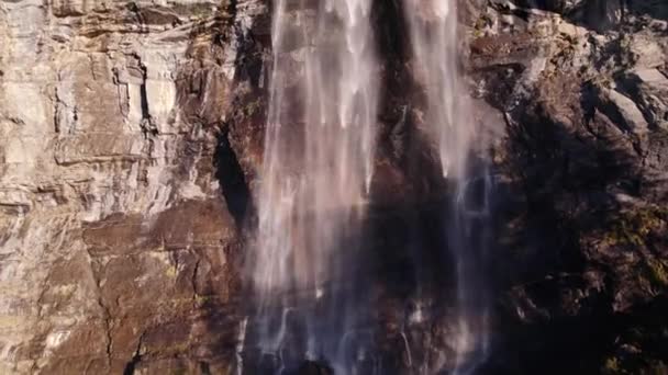 スイスのグリンデルヴァルトでカラフルな光の反射と印象的な滝で押す空中ドローン映像 — ストック動画