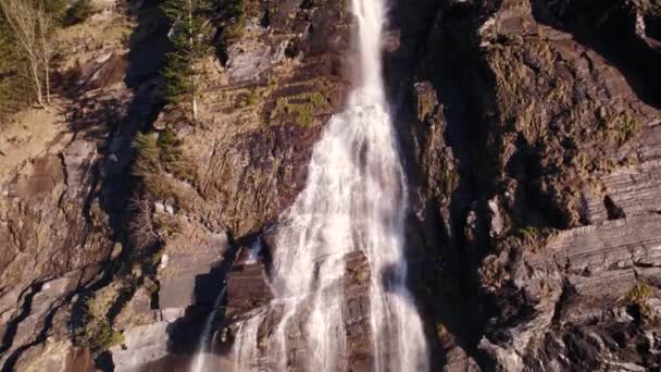 Images Aériennes Drone Surmontant Une Cascade Pittoresque Fallbach Grindelwald Dans — Video