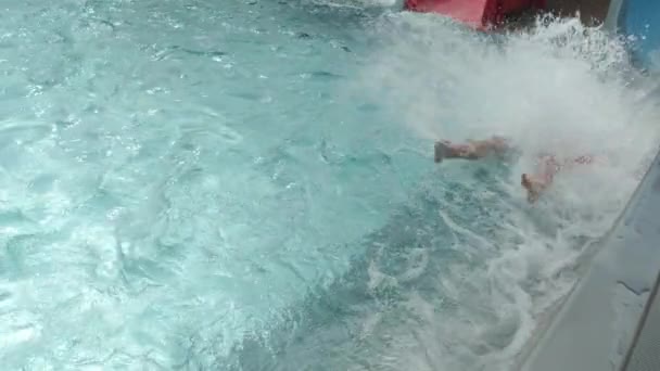 急勾配のカミカゼの滑り台を滑り落ち水の中を制御できなくなる — ストック動画