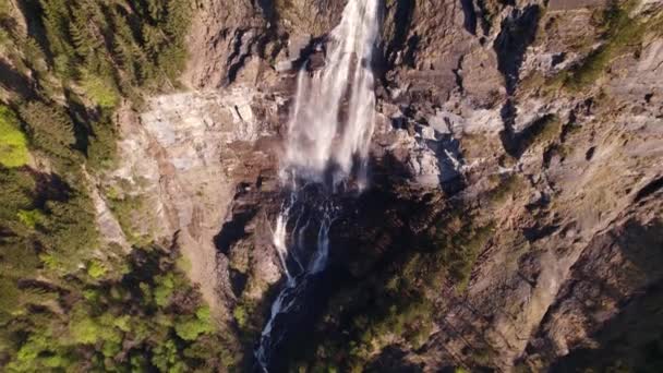Luchtfoto Van Drone Die Een Mooie Waterval Grindelwald Zwitserland Opblazen — Stockvideo
