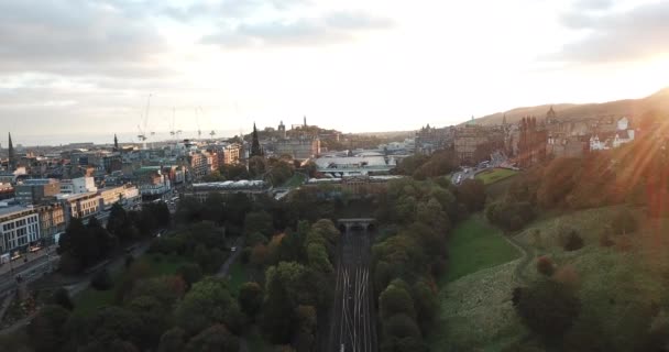 Беспилотный Снимок Восхода Солнца Сделанный Улице Гарденс Эдинбурге Приближающейся Железнодорожному — стоковое видео