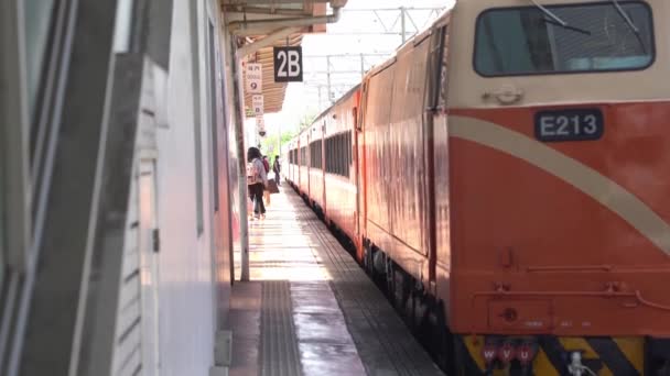 Travellers Passengers Wearing Face Masks Disembarking Embarking Chu Kuang Express — Stock Video