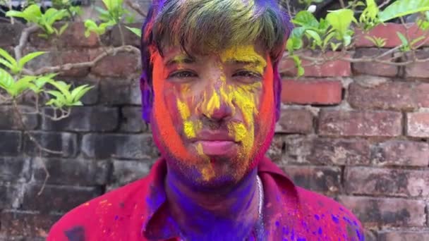 Video Pojke Efter Att Spelat Holi Zoomade Indien Firar Holi — Stockvideo