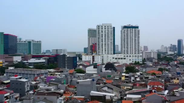 印度尼西亚雅加达密集住房和公寓大楼的空中城市景观 — 图库视频影像