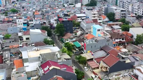 Luftaufnahme Von Motorrädern Die Durch Wohnstraßen Jakarta Indonesien Fahren — Stockvideo
