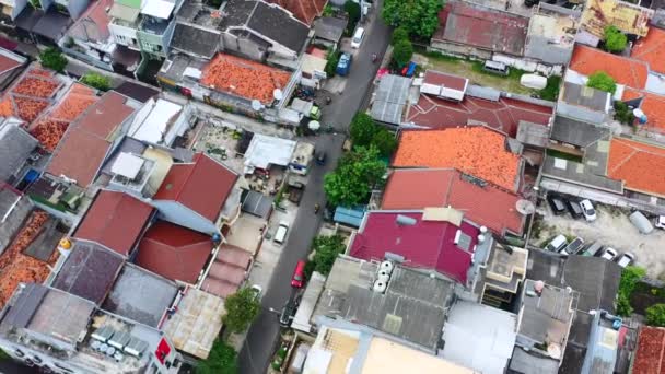 Letecký Pohled Shora Dolů Motocykly Projíždějící Obytnou Čtvrtí Jakarta — Stock video