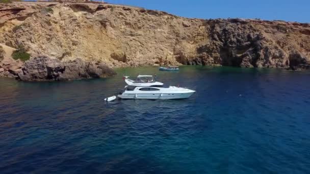 White Luxury Yacht Bay Cliff Villa Buttery Soft Aerial View — Stock Video