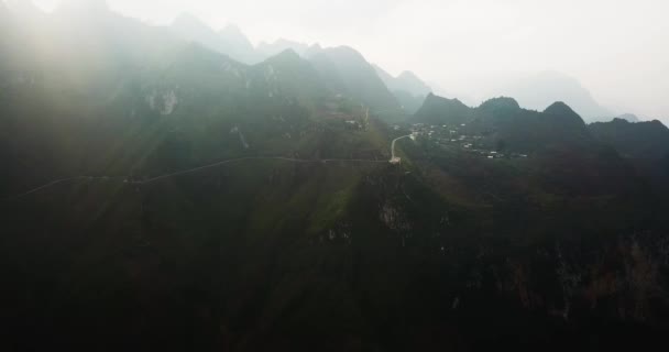 確立されたショットは 蒸気霧と日光を通して馬パイレン峠を作る巨大な山々を示しています 遠くには人気の展望台があります ベトナム 東南アジア — ストック動画