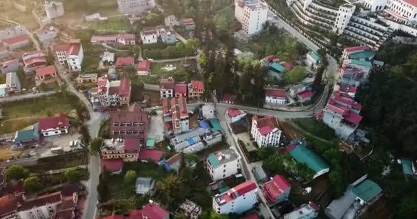 Sebuah Tembakan Drone Miring Bergerak Lebih Dari Apartemen Yang Lebih — Stok Video