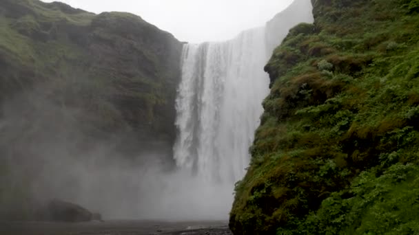 Skogafoss Falls Islandia Con Video Gimbal Caminando Hacia Adelante Cerca — Vídeos de Stock