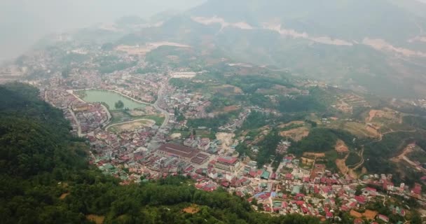 Imágenes Aéreas Lejanas Muestran Ciudad Sapa Vietnam Enmarcada Por Una — Vídeo de stock