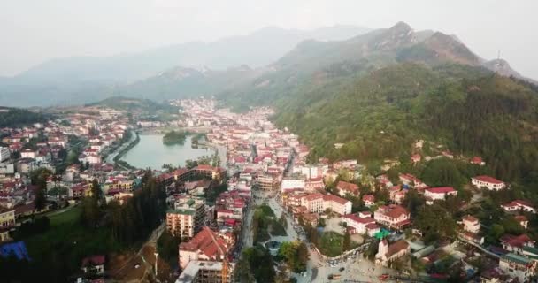 ベトナムのサパの町を飛んで山の方へ — ストック動画