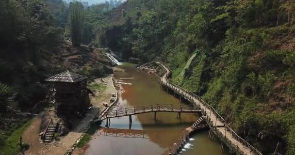 Una Toma Aérea Pequeño Pueblo Con Puente Madera Una Pasarela — Vídeo de stock