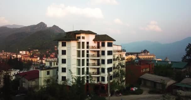 Ascending Pedestal Shot Apartment Building Reveals Town Large Antenna Mountainous — Stock Video