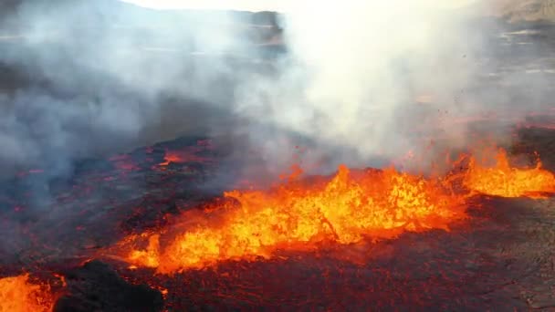 アイスランドのFagradalfjall火山噴火中の熱い爆発溶岩 ドローン撮影 — ストック動画