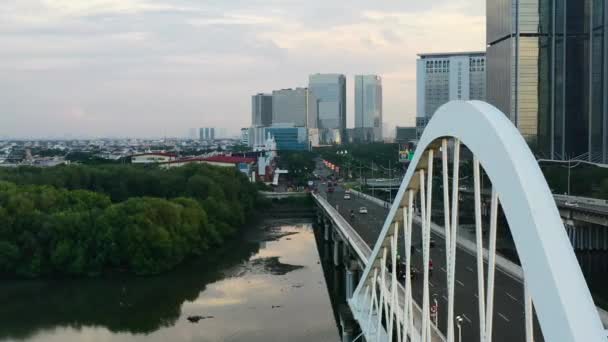 Автомобили Мотоциклы Проезжающие Современному Мосту Пик Джакарте Закате — стоковое видео