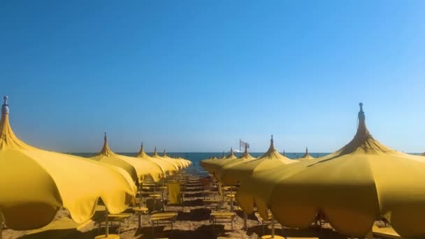 Ucraniano Resort Amigável Mostrando Guarda Chuvas Praia Amarelo Céu Azul — Vídeo de Stock