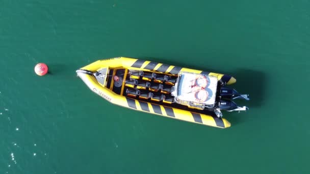 Empty Seawake Tourist Sightseeing Speed Boat Aerial Rising Birdseye View — Stock Video