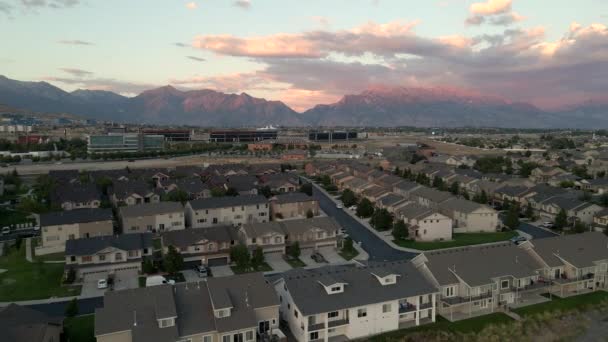 Schuivend Panoramisch Uitzicht Een Buitenwijk Bij Zonsondergang Een Vallei Onder — Stockvideo