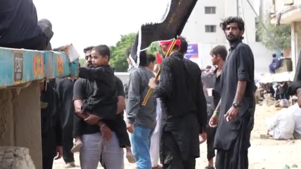 Мужчина Поднимает Чёрный Флаг Большая Толпа Людей Ходит Джулу Мухаррам — стоковое видео
