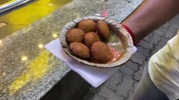 Vídeo Homem Segurando Especial Yellow Split Gram Fritters Mungdal Bhajiya — Vídeo de Stock