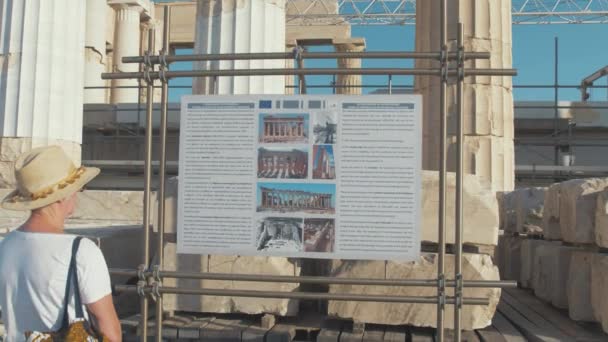 Kvinna Läser Historisk Information Framför Akropolis Lutningsskott Skott — Stockvideo