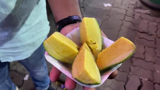 Vídeo Homem Comendo Delicioso Cremoso Mango Kulfi Deleite Congelado Indiano — Vídeo de Stock