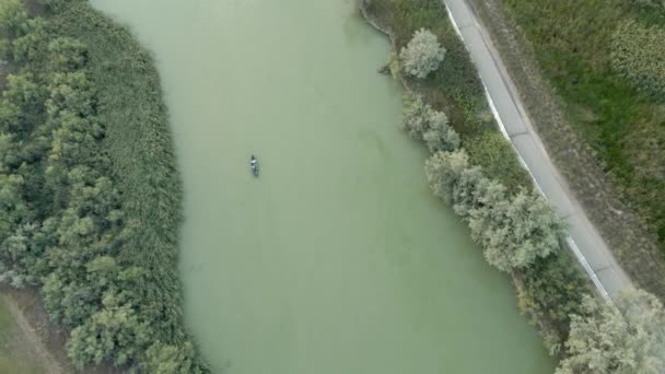 Mała Motorówka Płynąca Zieloną Rzeką Widok Lotu Ptaka — Wideo stockowe