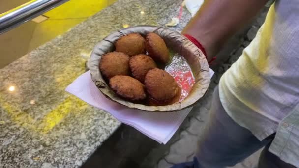 Mężczyzna Gospodarstwa Indyjskie Placki Soczewicowe Gotowane Żółtym Moong Dal Kilka — Wideo stockowe